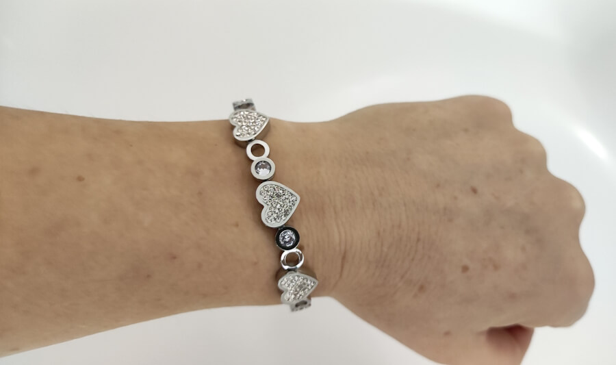 Náramek z chirurgické oceli SRDCE N12 s krystaly + krabička