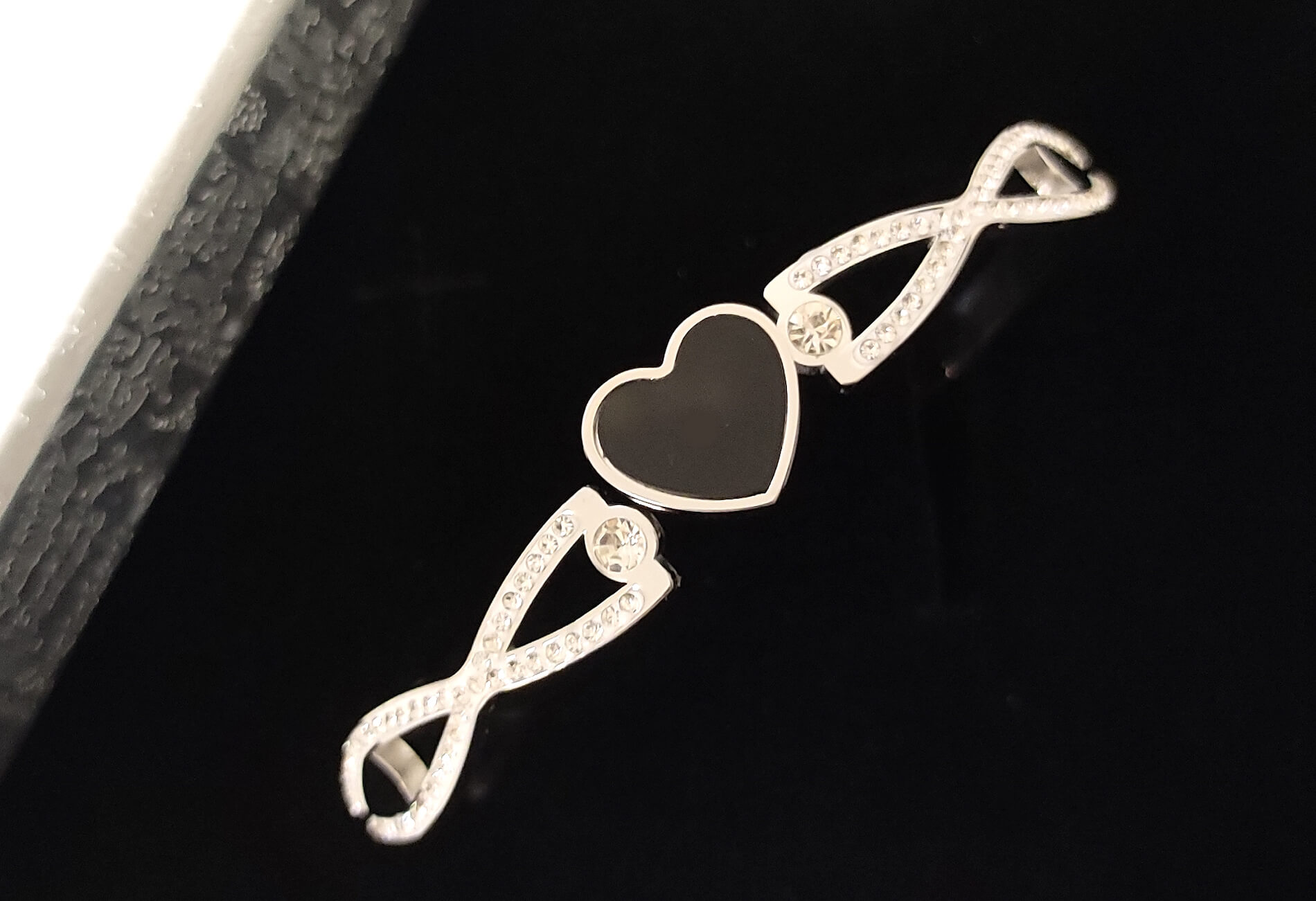 Náramek z chirurgické oceli ČERNÉ SRDCE N32 s krystaly + krabička