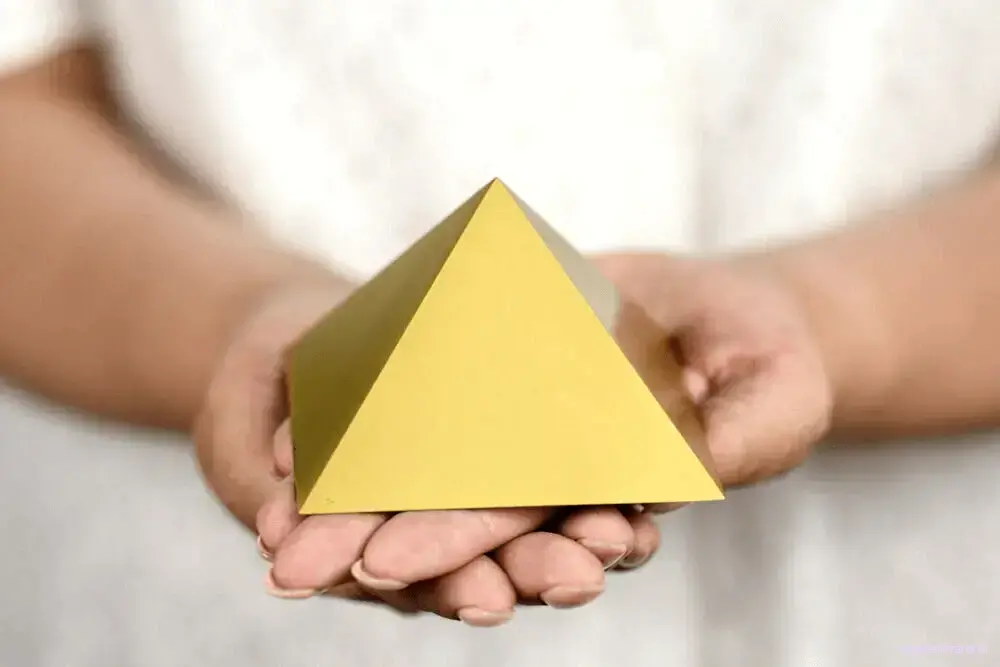 Titanová pyramida s úhly 8 x 8 "ZLATÁ" s úhly stran 51,85°