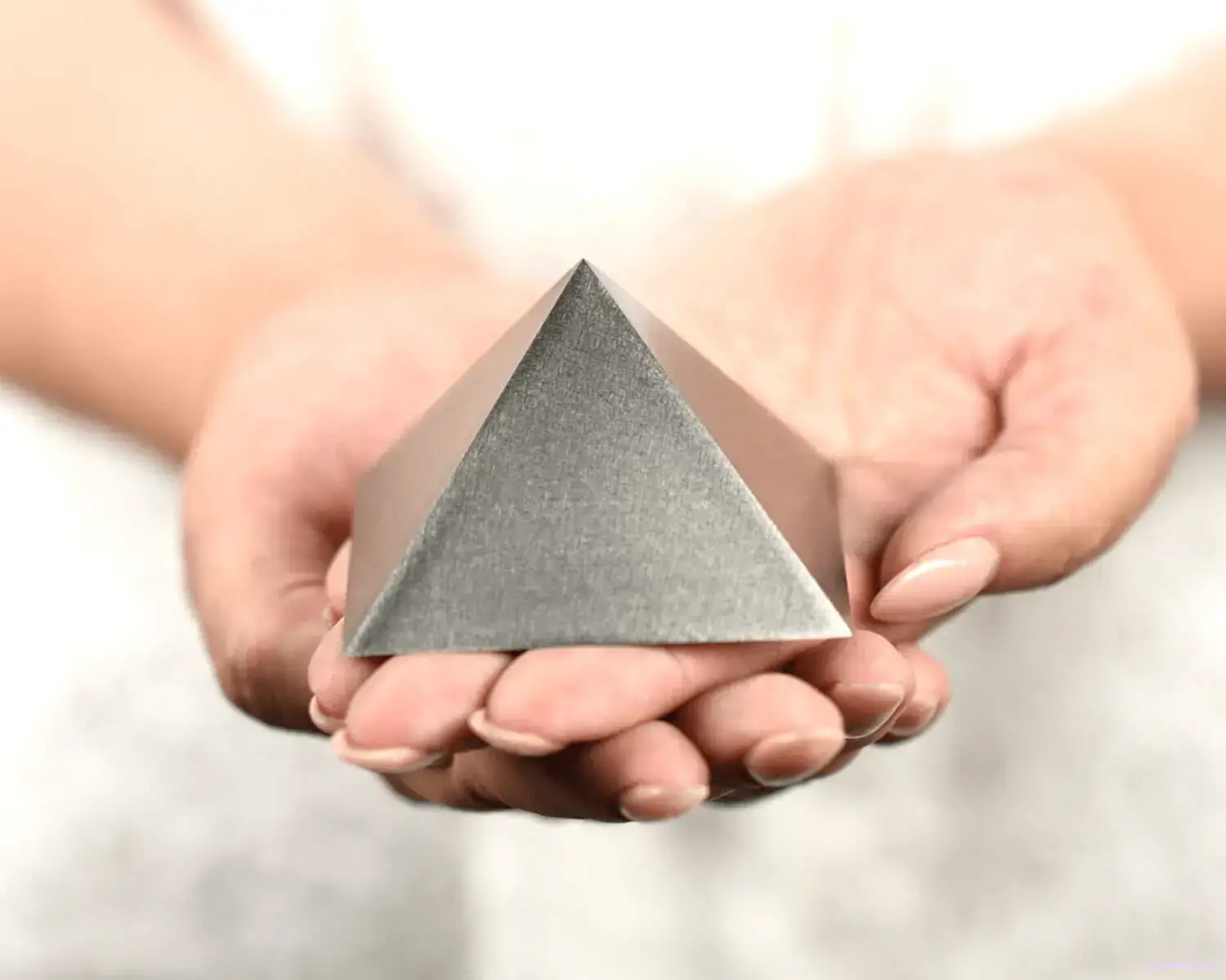 Titanová pyramida 6 x 6 cm s úhly stran 51,85°