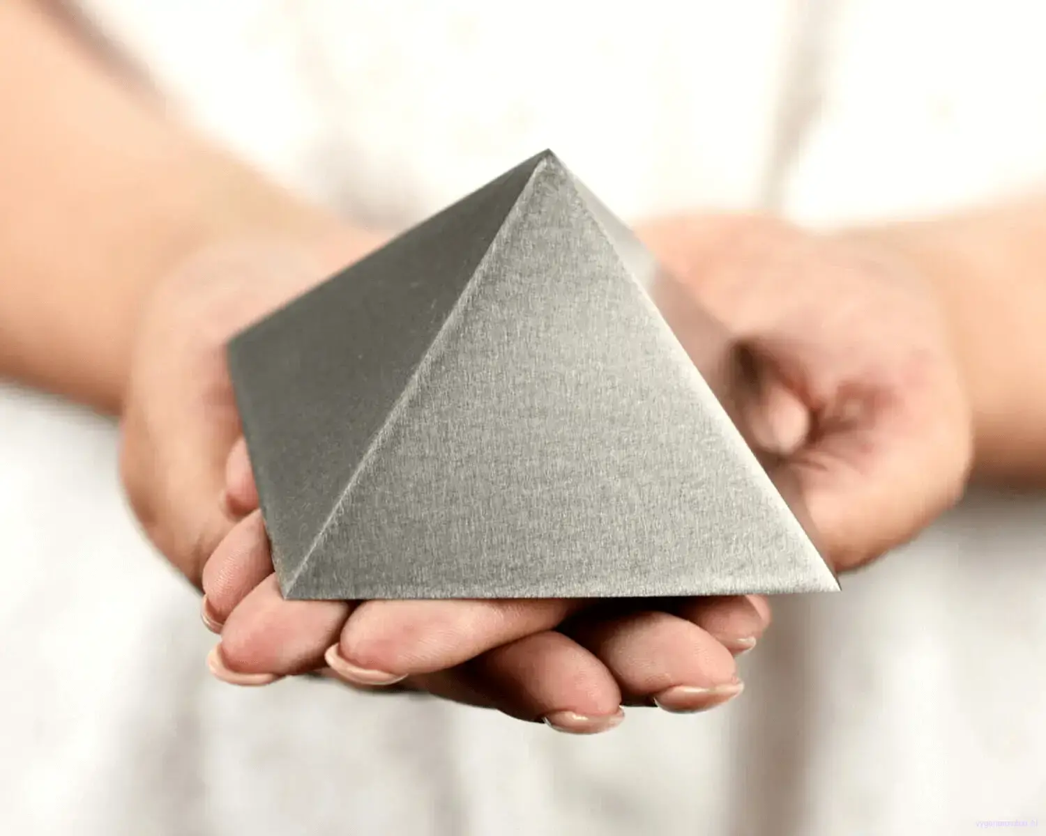 Titanová pyramida 8 x 8 cm s úhly stran 51,85°