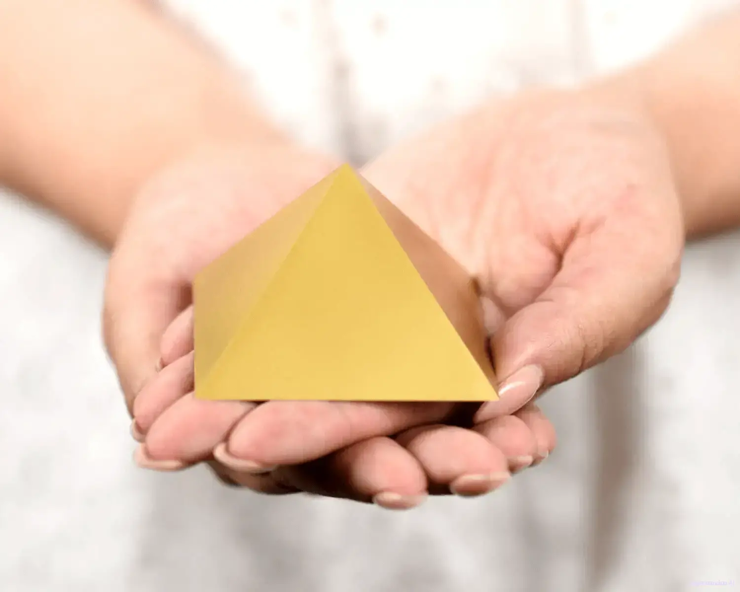 Titanová pyramida 6 x 6 cm "ZLATÁ" s úhly stran 51,85°